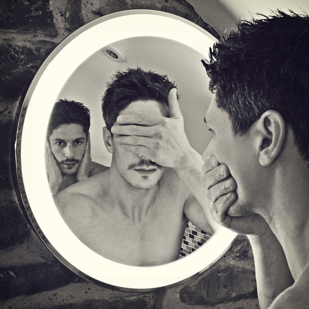 В зеркале вижу себя другой. Отражение парня в зеркале. Фотосессия отражение в зеркале. Мужское отражение в зеркале. Фотосессия отражение зеркало мужчина.
