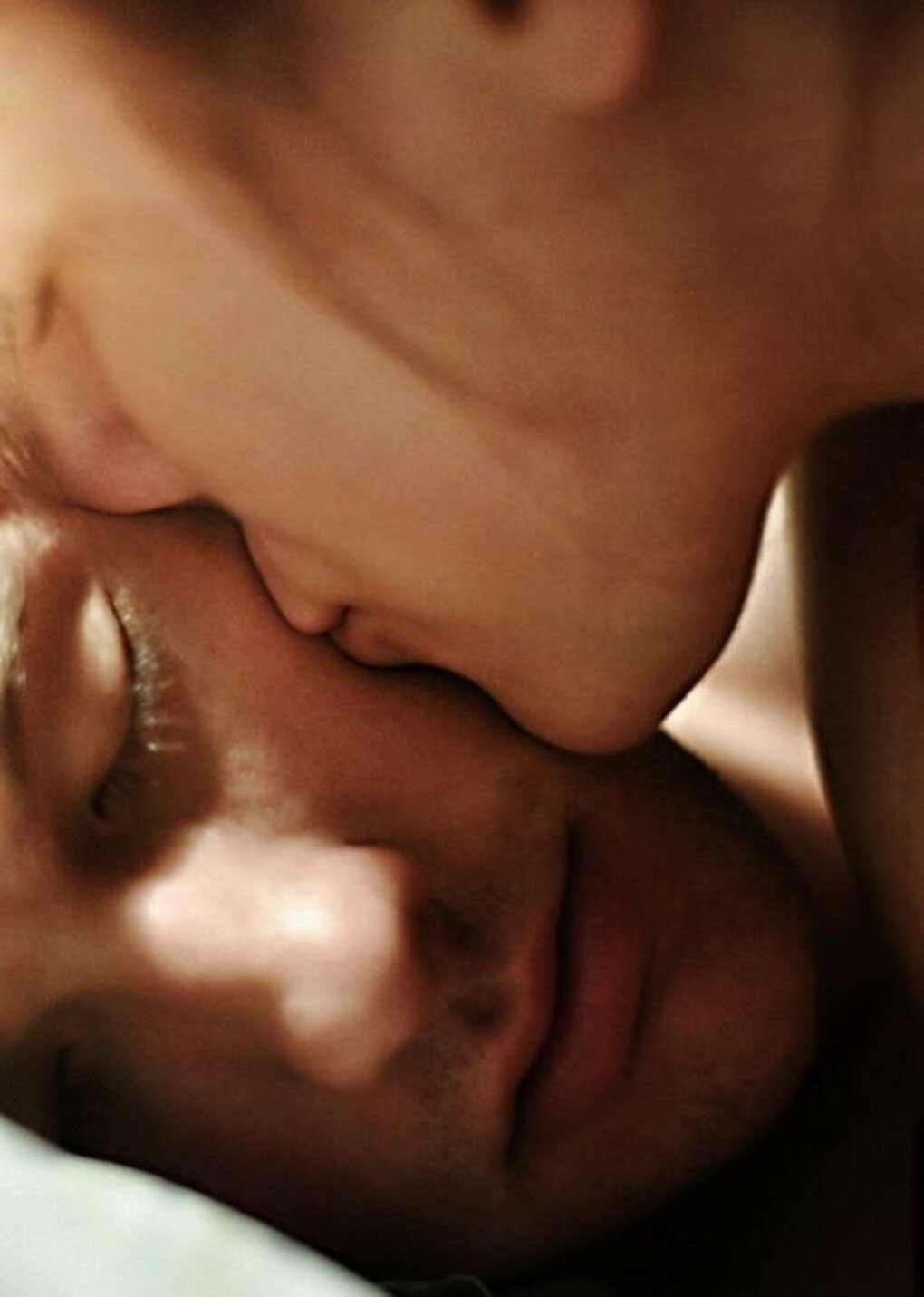 Утром целовать мужчину. Нежный поцелуй. Утренний поцелуй. Страстный поцелуй. Нежный мужчина.