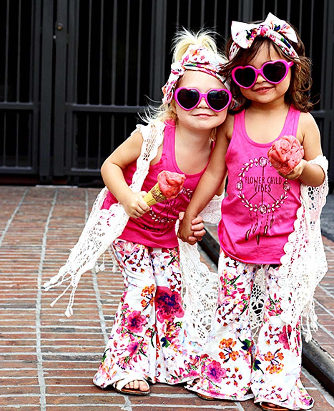 Две девушки прикол. Девочки подружки. Маленькие модницы. Модные дети. Две смешные девочки.