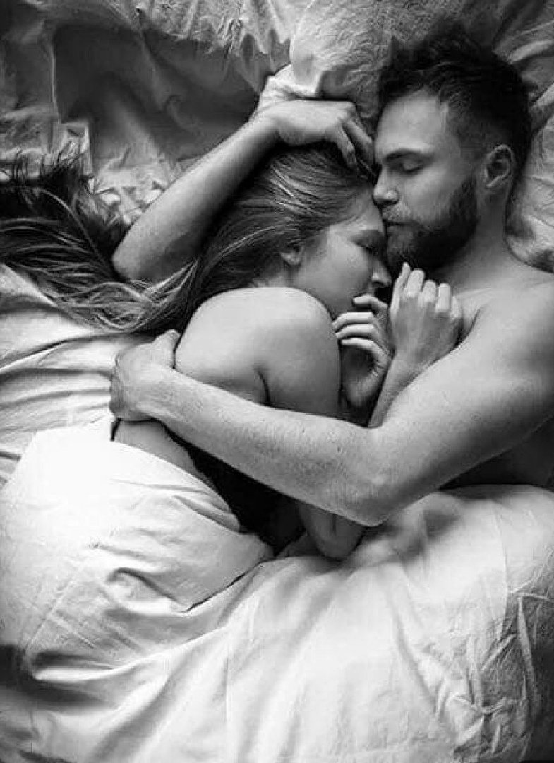 Нежным поцелуем на ночь. В нежных объятьях. Объятия в постели. Красивые влюбленные пары. Объятия влюбленных.
