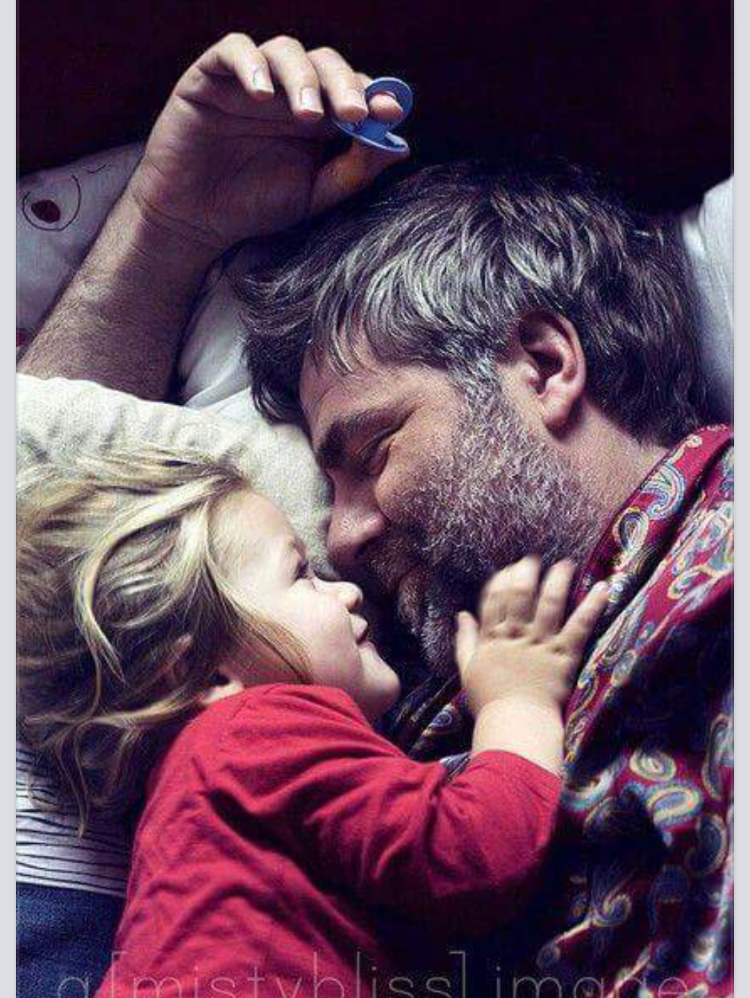 Daddy loves daughter. Отец и дочь. Маленькие девочки с папами. Девочка обнимает папу.