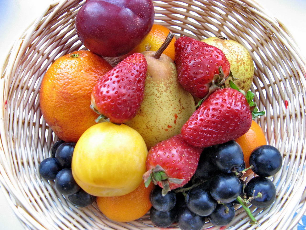 Фрукт 2 класс. Фрукты фото. Тарелка с овощами и фруктами. Фрукты фото высокого разрешения. Ягоды фрукты овощи картинки.