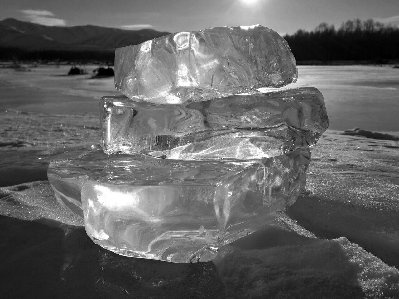 Тающая льдинка. Таяние льда. Серый лед. Лед. Тает лед.