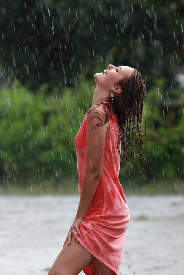 Голые девушки под дождем (фото)