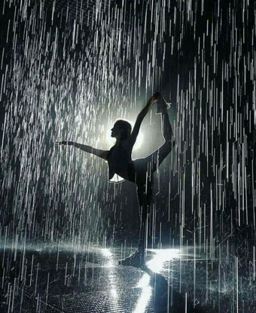 Под грустные танцы. Танцы под дождем. Под дождем. Девушка под дождем. Девушка Танцующая под дождем.