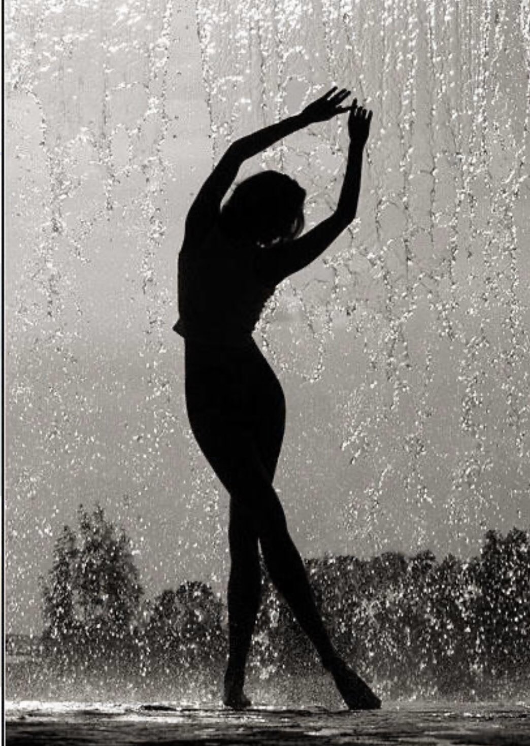Под грустные танцы. Девушка под дождем. Танцующая девушка. Красивые силуэты. Танцевать под дождем.