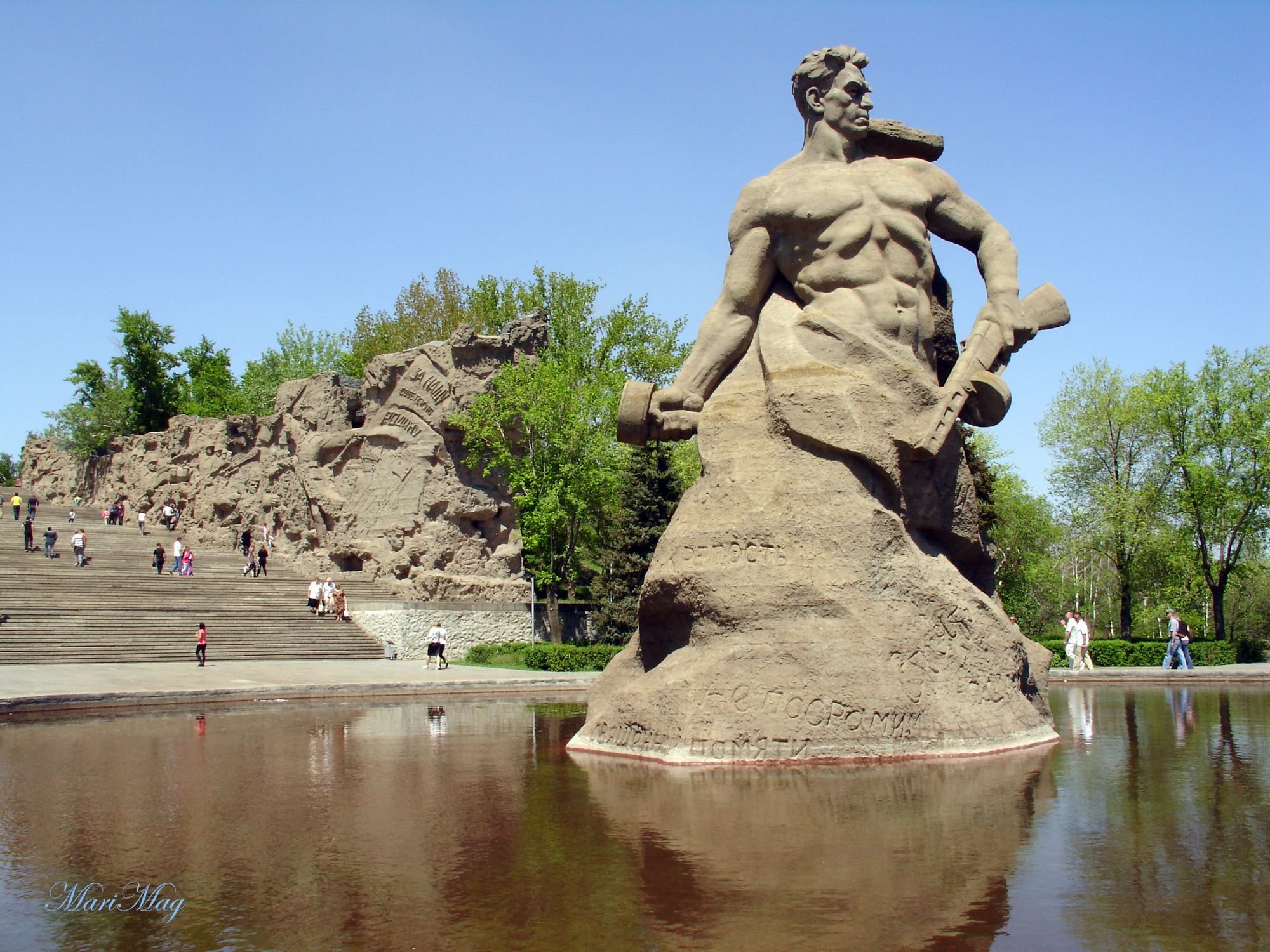 На площади стояло. Площадь стоявших насмерть на Мамаевом Кургане. Чуйков Мамаев Курган скульптура. Мемориальный комплекс Мамаев Курган площадь стоявших насмерть. Мамаев Курган Волгоград стоять насмерть.