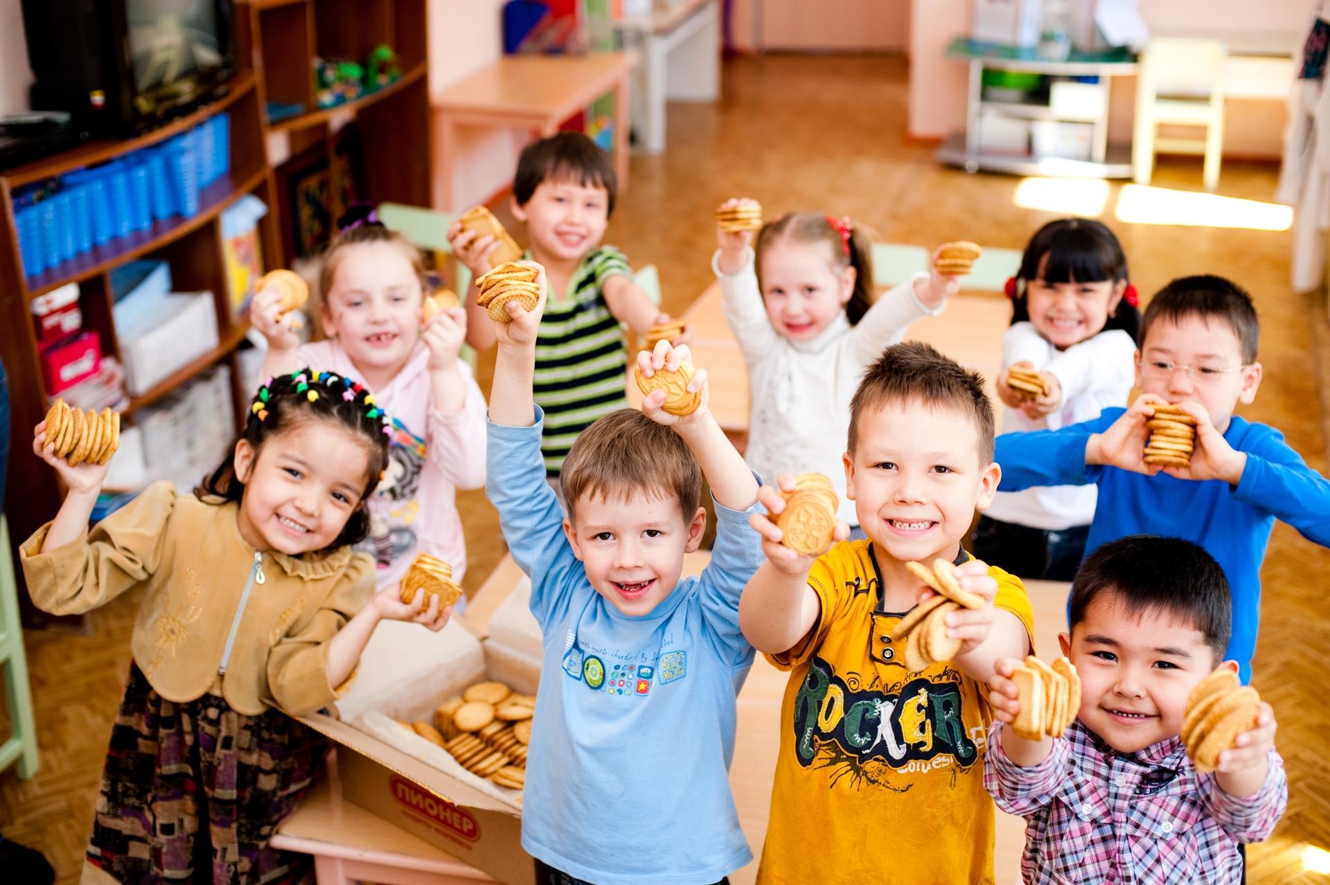 Картинка дети казахстана. Дети в детском саду. Фото детей в детском саду. Дети в саду. Радостные дети в детском саду.