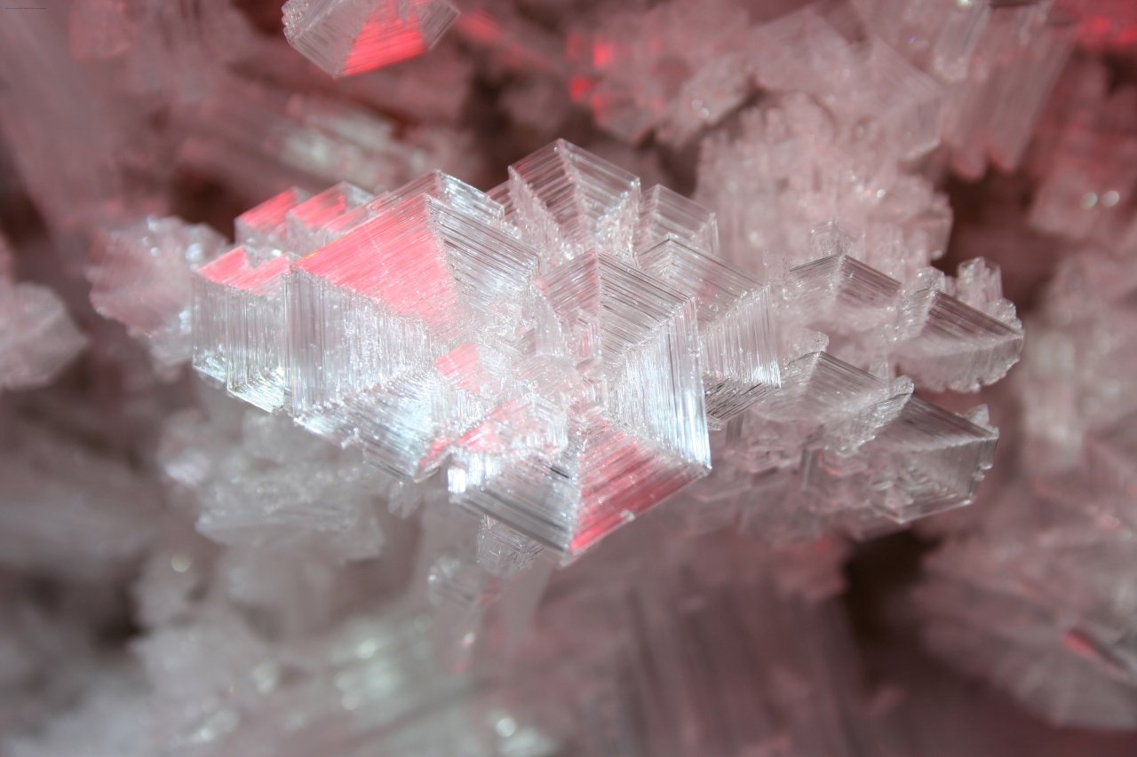 Современные кристаллические материалы. Кристаллы. Кристаллы льда. Известковые кристаллики. Кристаллы картинки.