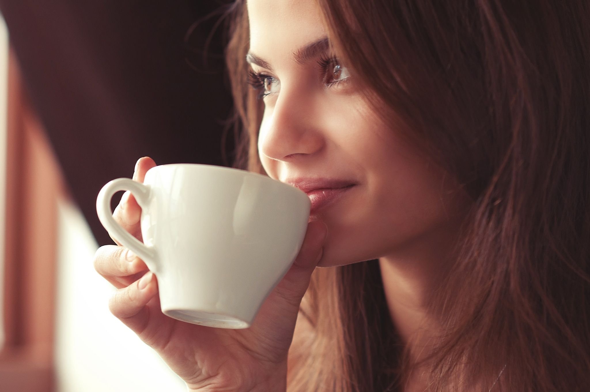 Фото девушек с кофе. Девушка пьет кофе. Девушка с чашкой кофе. Девушка с чашечкой кофе. Девушка с чашкой чая.