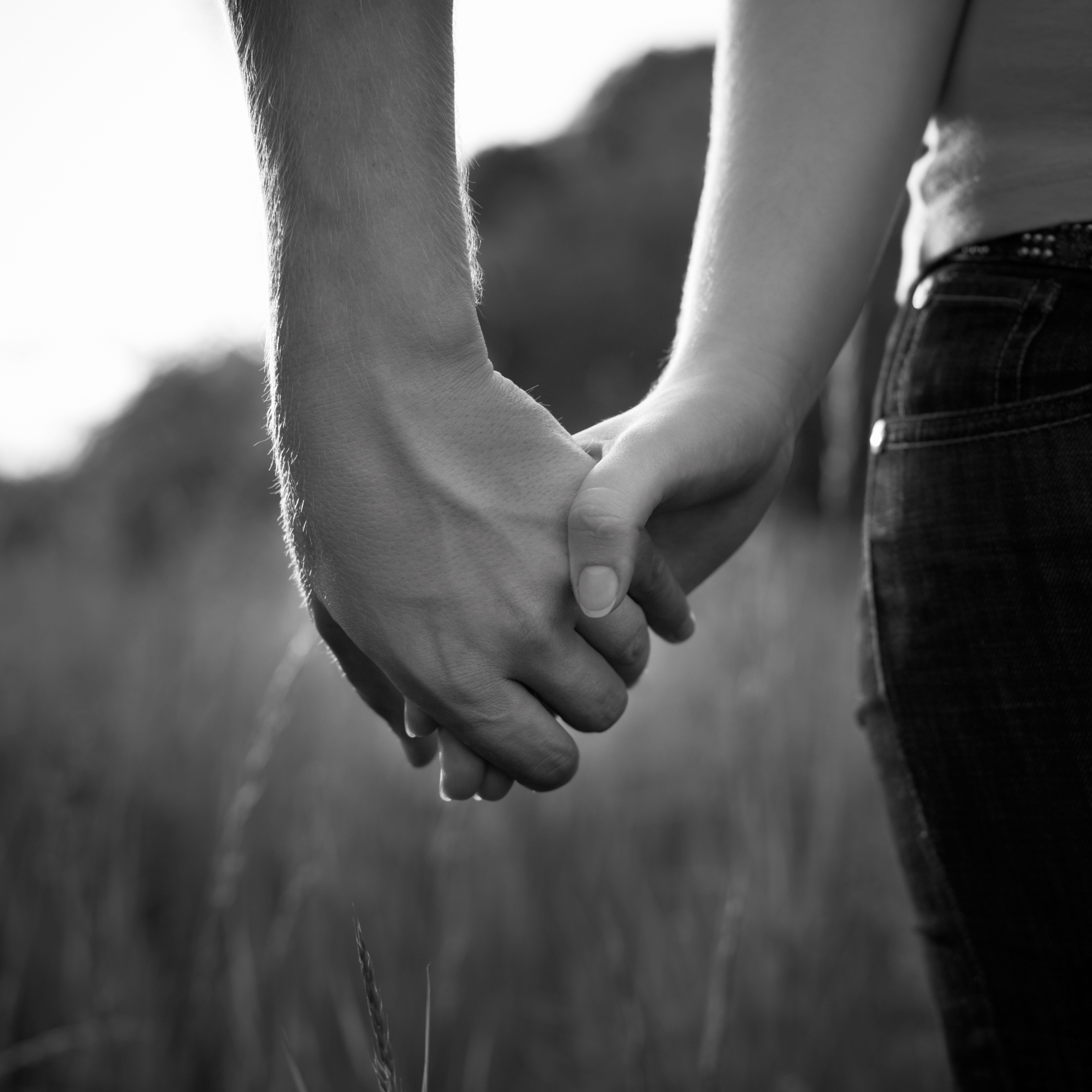 Нежная крепкая рука. Руки влюбленных. Руки влюбленных пар. Девушка на руках у парня. Парень и девушка держатся за руки.