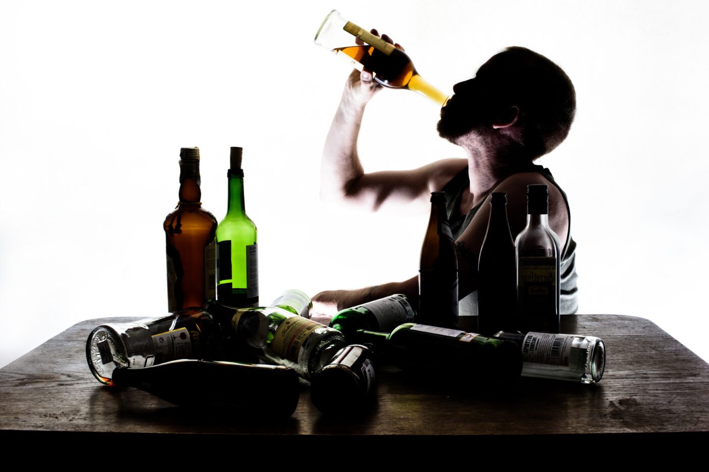 Злоупотребляет алкогольными напитками. Алкоголь и человек. Алкоголизм картинки. Пьющий человек.