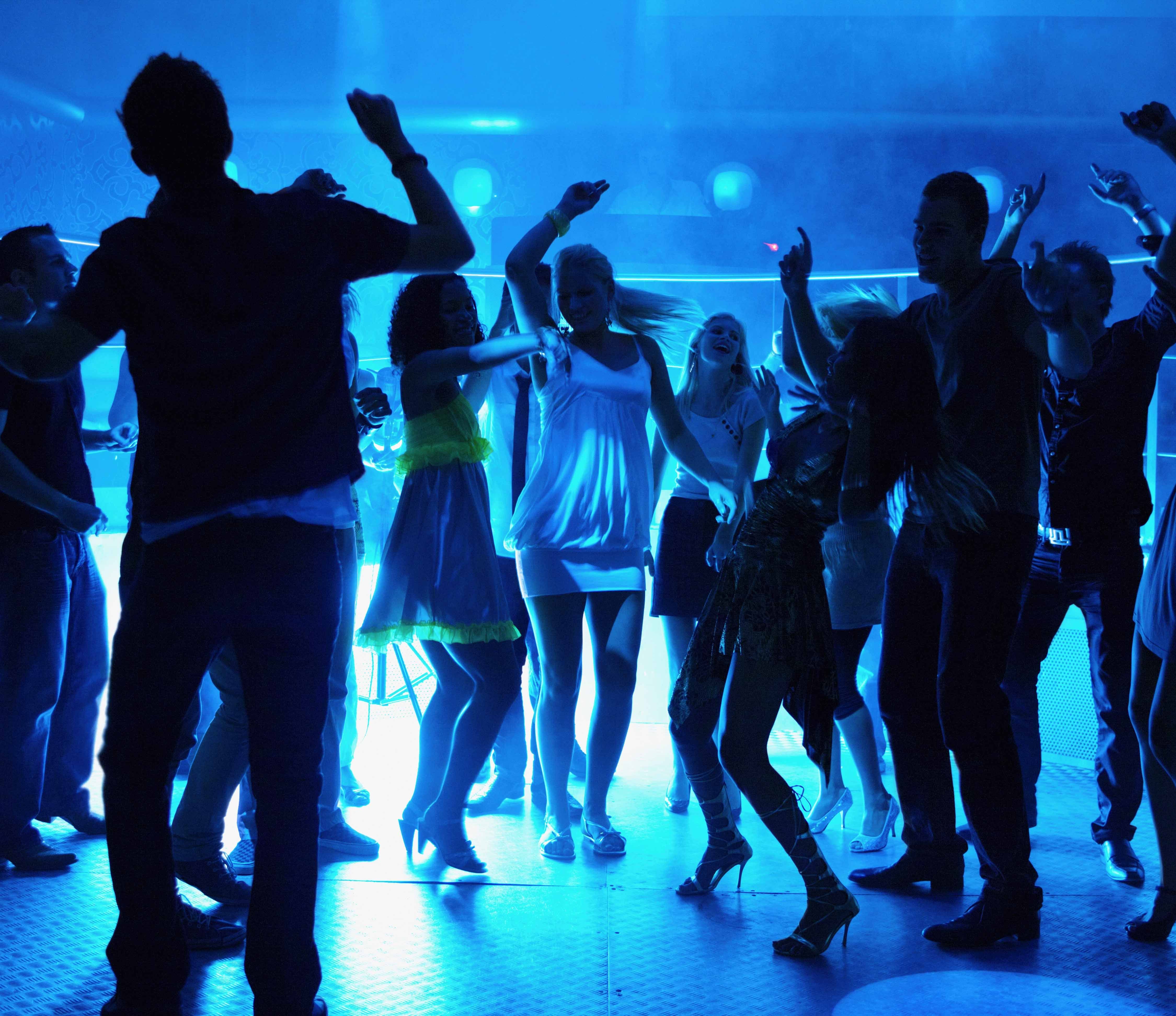 История ночного клуба. Ночная дискотека. Клубные танцы. Танцы в клубе. Люди танцуют на дискотеке.