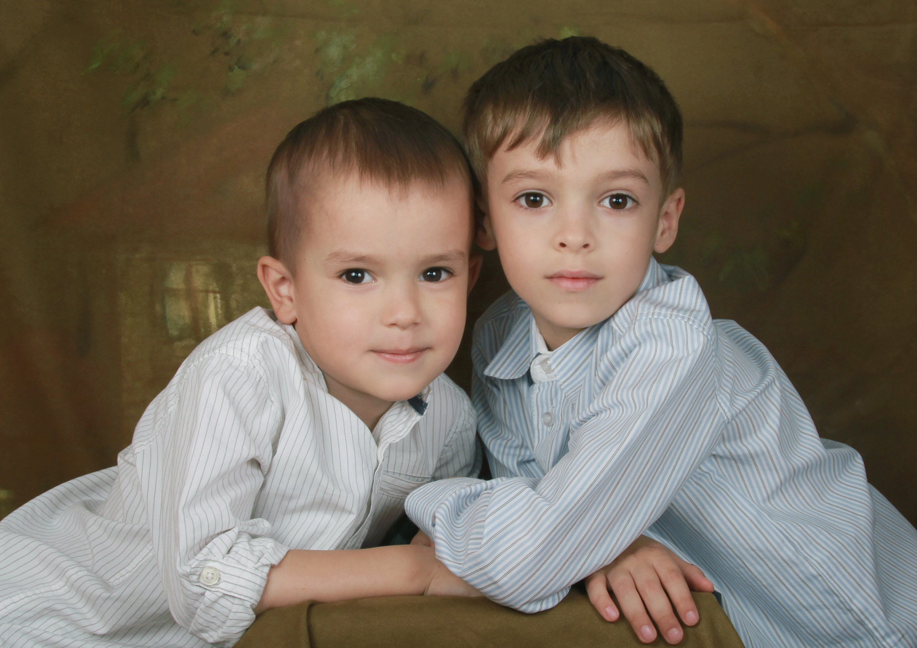 Сколько братьев у мальчика. Два мальчика брата. Фотосессия двух братьев. Фотосессия для братьев мальчиков. Брат мальчик.
