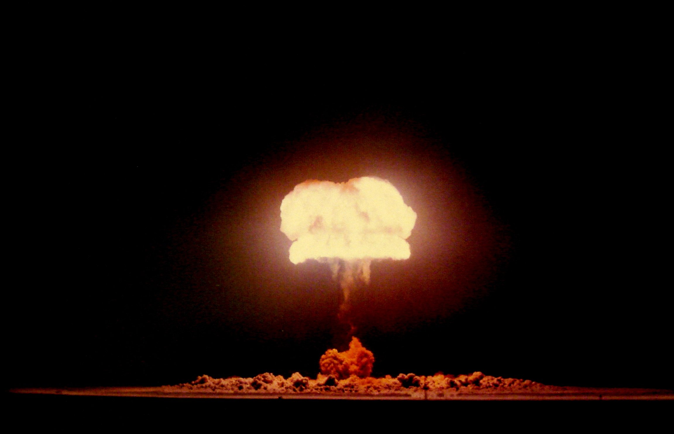 Сайт ядерного взрыва. Ядерное оружие световое излучение. Световое излучение ядерного взрыва. Ядерный взрыв 40мт. Высотный взрыв ядерного оружия.