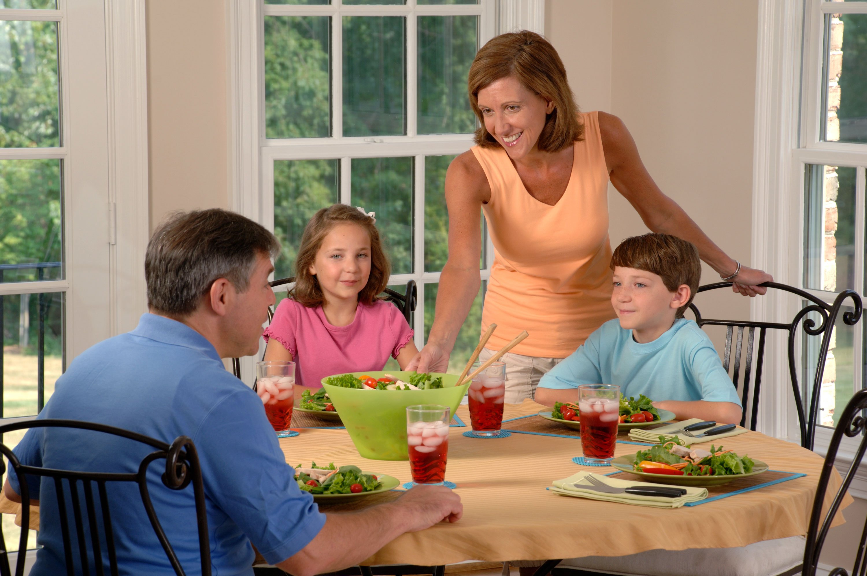 Садимся ужинать. Семья за столом. Семья за обеденным столом. Семейный ужин. Семейный обед.