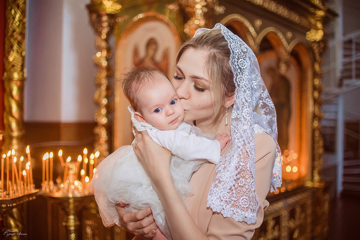 В церковь стать крестной. Крещение ребенка. Фотосессия крещения ребенка в церкви. Фотосессия на крестины ребенка. Крещение девочки в церкви.