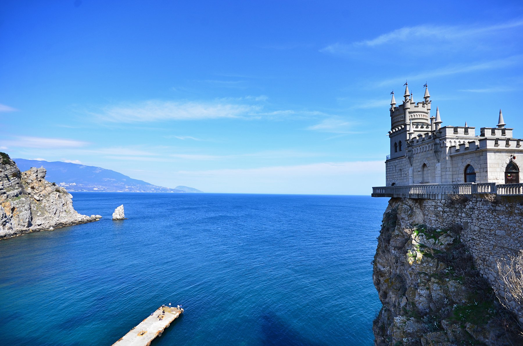 Где красиво в крыму. Крым Ялта Ласточкино гнездо. Замок Ласточкино гнездо в Крыму. Ласточкино гнездо в Крыму с моря. Ялта Ласточкино гнездо с моря.
