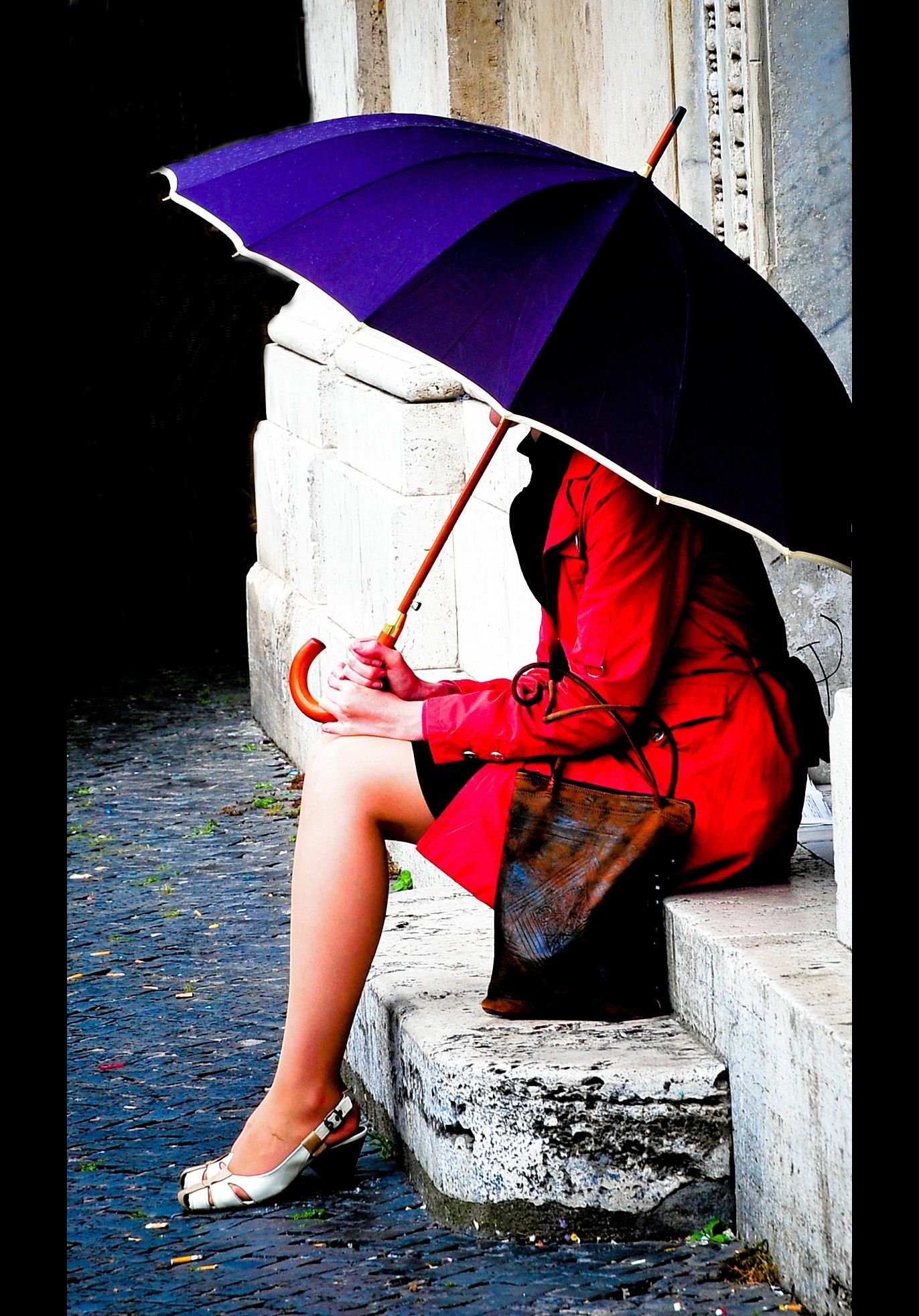 Зонтик сидит. Женщина с зонтом. Девушка с зонтиком. Красивая девушка с зонтом. Девушка под зонтом.