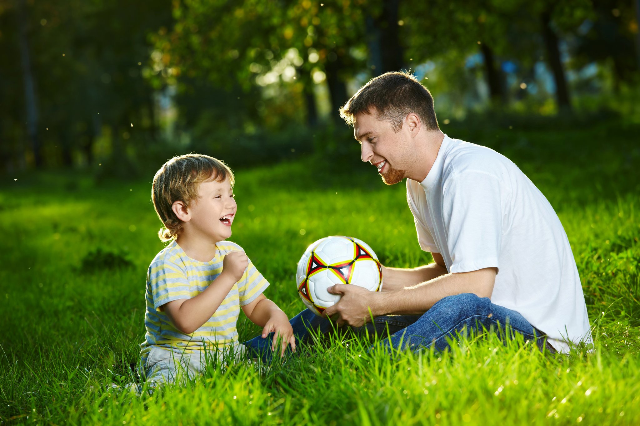 Папа играет в футбол. Детям о папе. Отец и сын. Папа играет с сыном. Отцы и дети картинки.