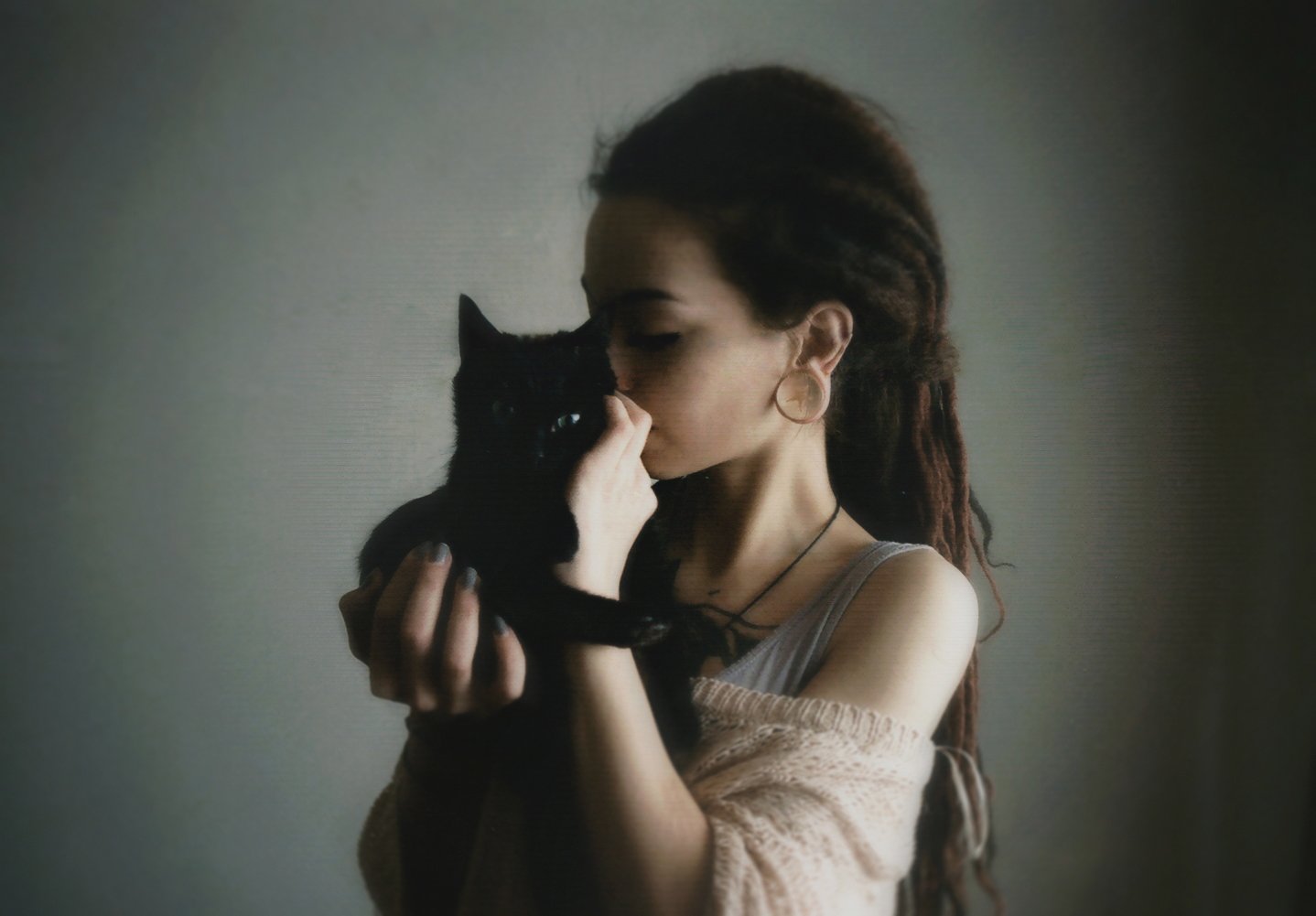 Картинка девушка с кошкой. Девушка с котом. Красивая девушка с кошкой. Брюнетка с кошкой. Брюнетка с котенком.
