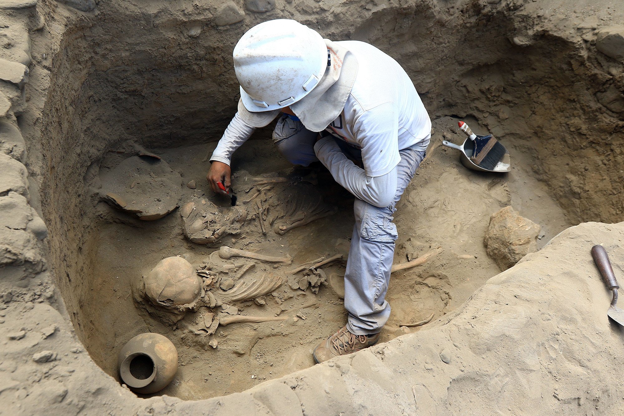 В 19 веке в колумбии археологи. Археология для детей. Археологические раскопки для детей. Раскопки археологов для детей.