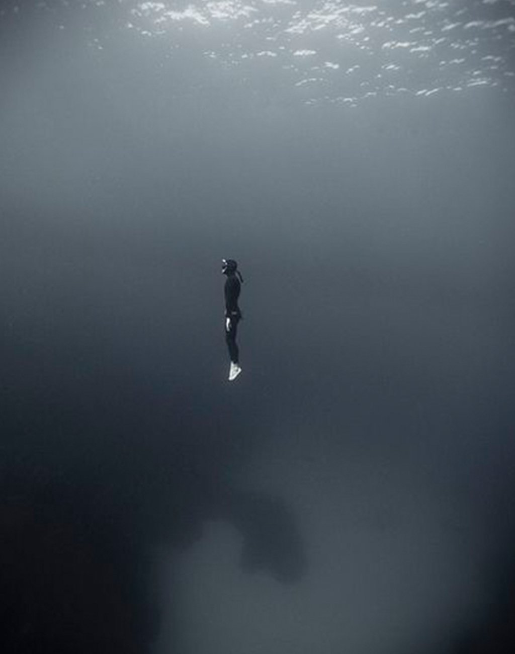 Бездна картинки. Падающий в бездну. Человек падает в бездну. Океаны. Глубина. Темнота под водой.