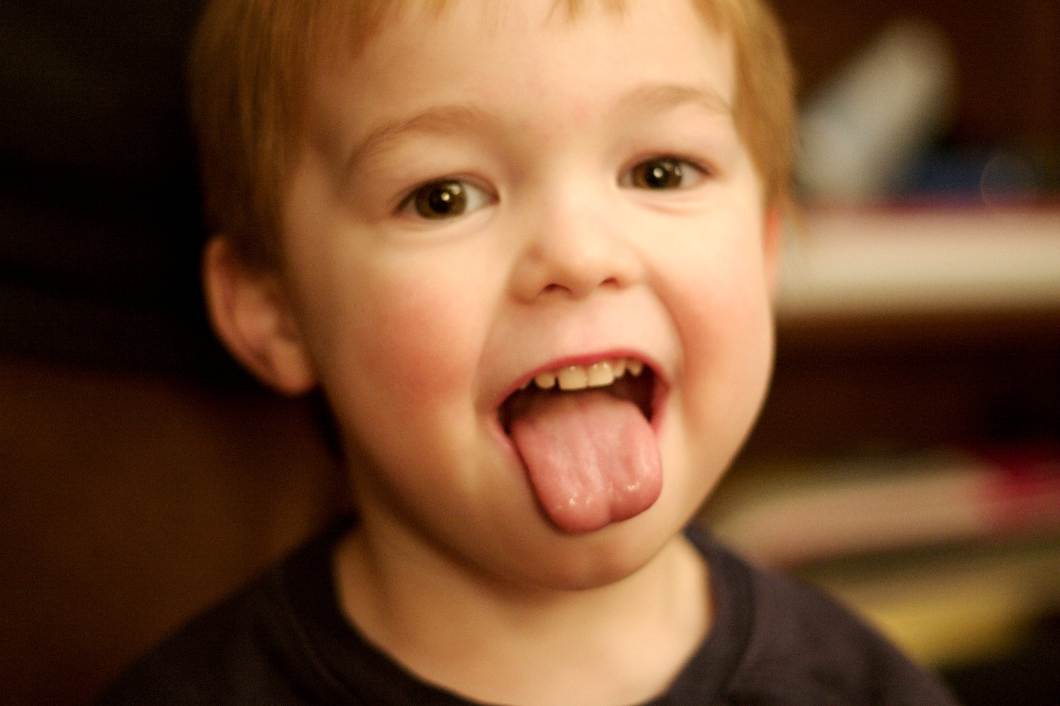 Сильный и слабый язык. Ребенок с высунутым языком. Мальчик высунул язык. Дети с открытым ртом.