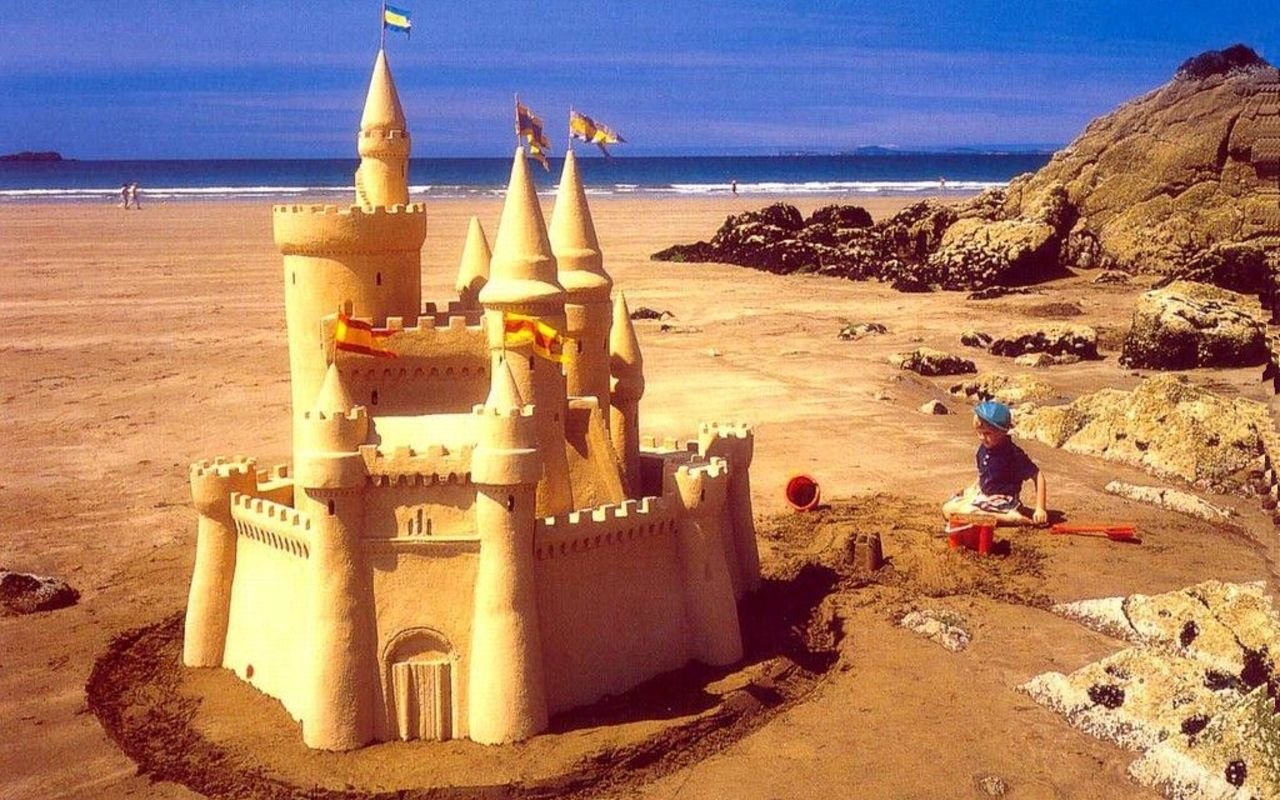 Sandcastle picture. Песочный замок. Песочный город. Город из песка. Сказочный замок из песка.