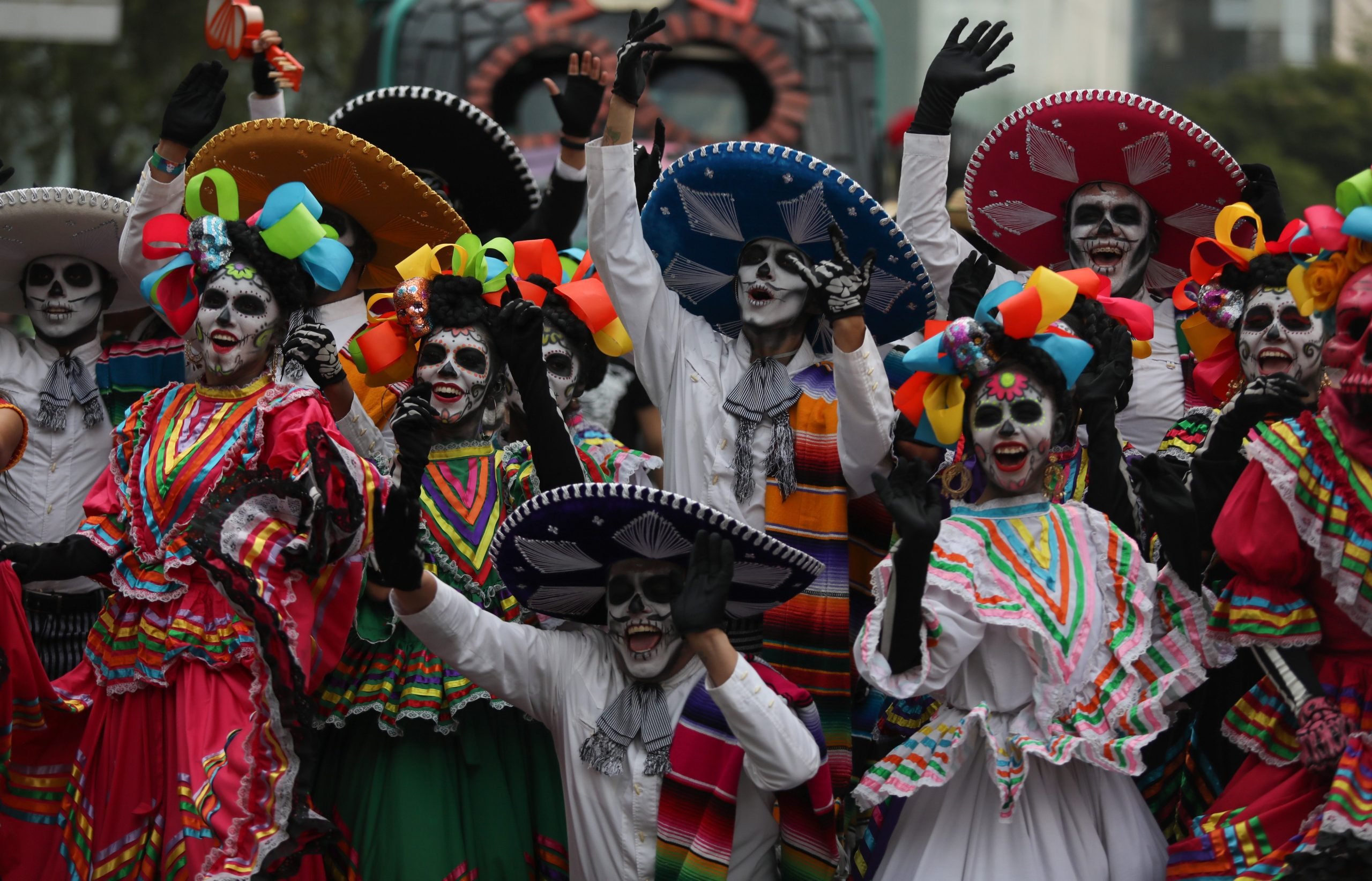Mexico country. Мексика карнавал в Сомбреро. Мексиканцы в Мехико. Фестиваль день мертвых в Мексике. Карнавал мертвых в Мексике.