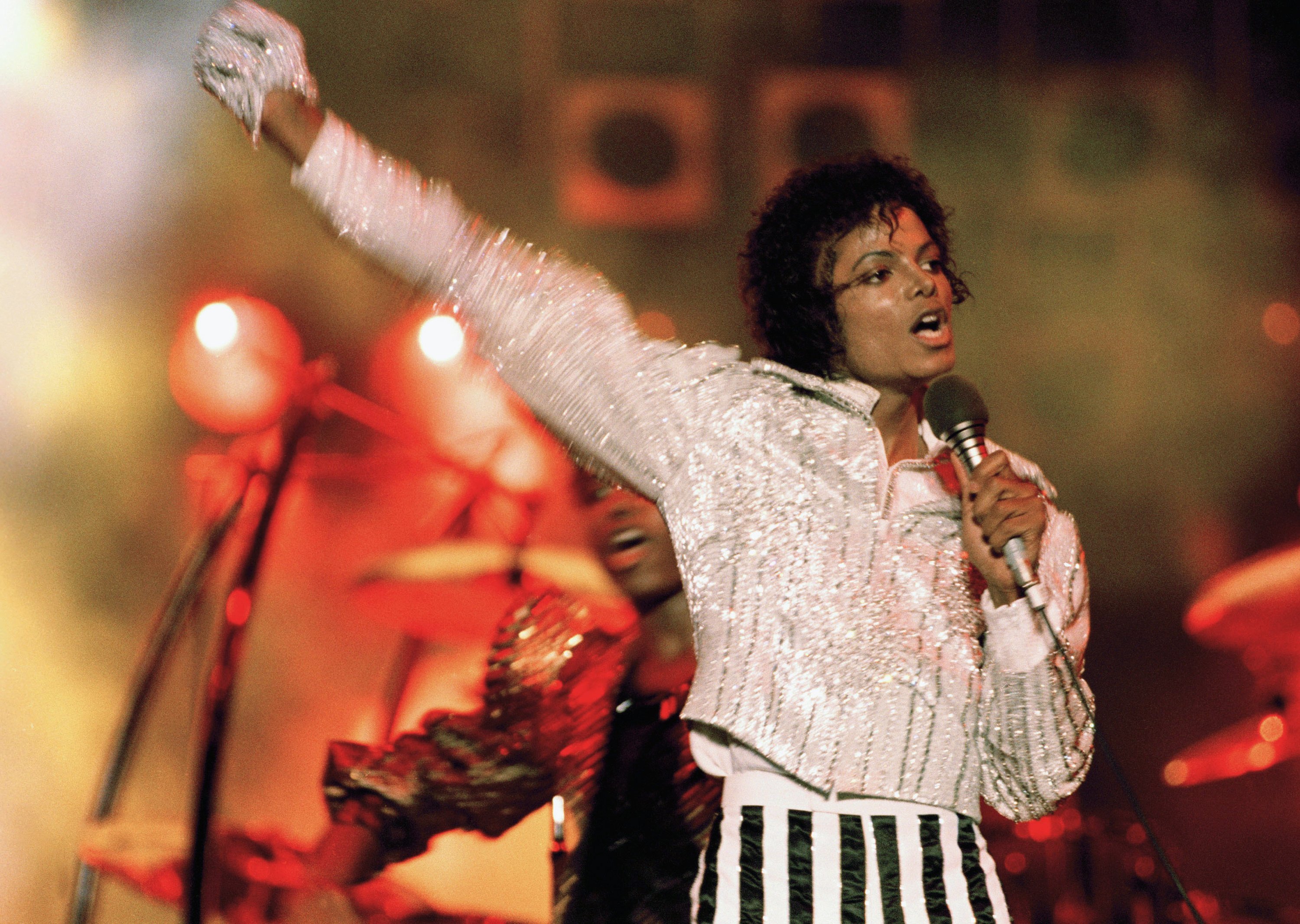 Известная поп музыка. Певец Майкл Джексон. Майкл Джексон в 80-х. Пета Джексон. Майкл Джексон поет.