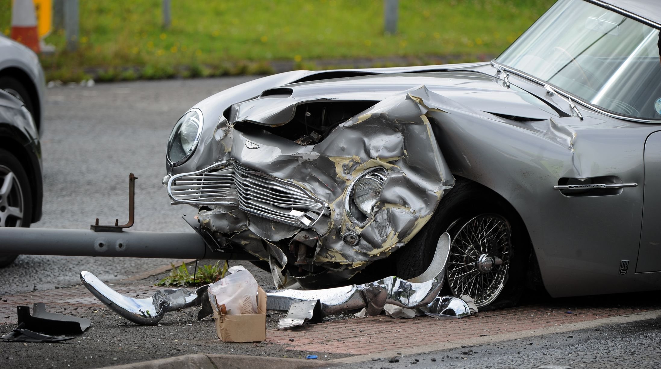 Разбитые машины телефоны. Aston Martin DBS crash.