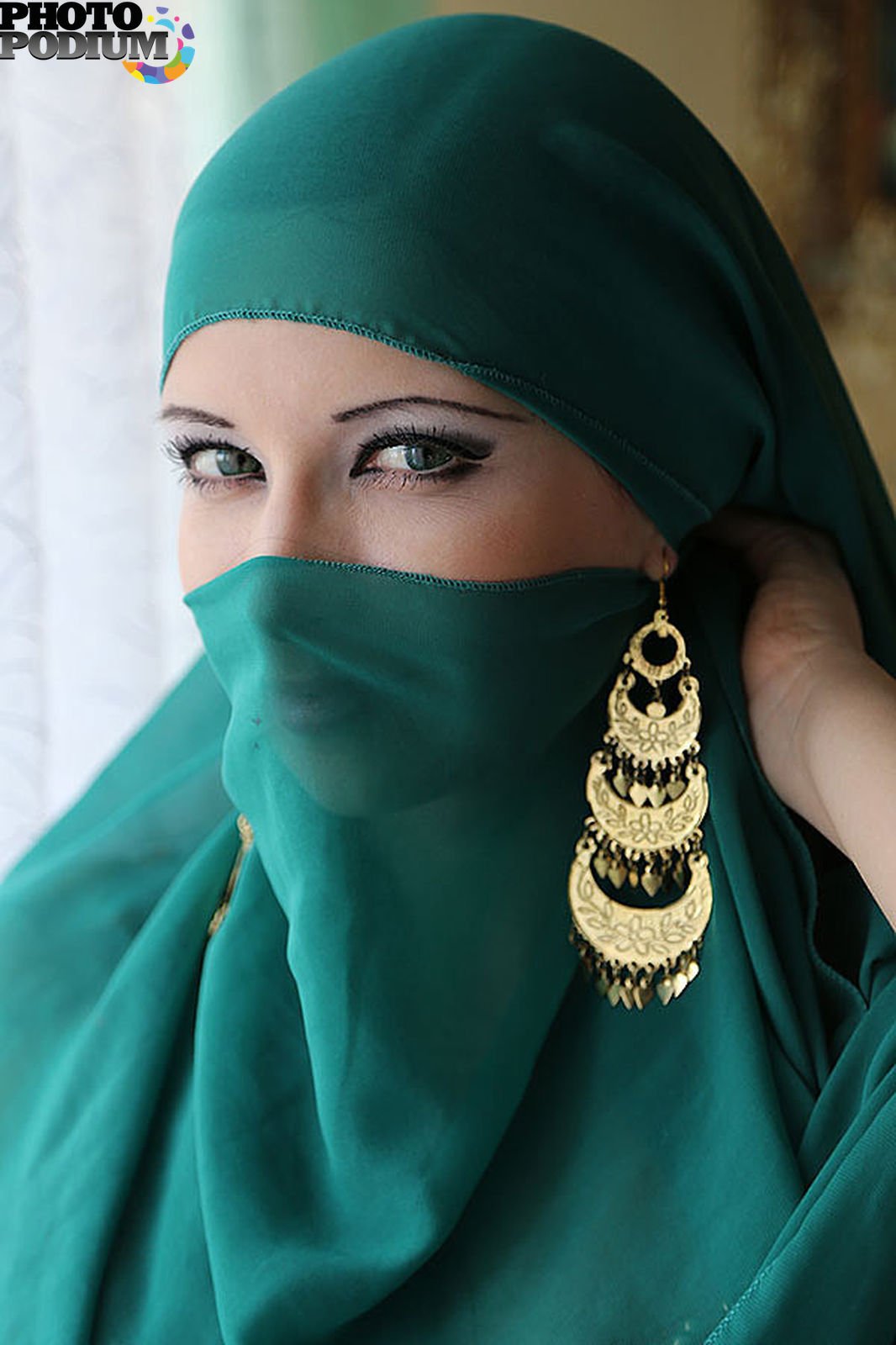 Молодая красивая мусульманка в хиджабе. Стоковое фото № , фотограф Elnur / Фотобанк Лори
