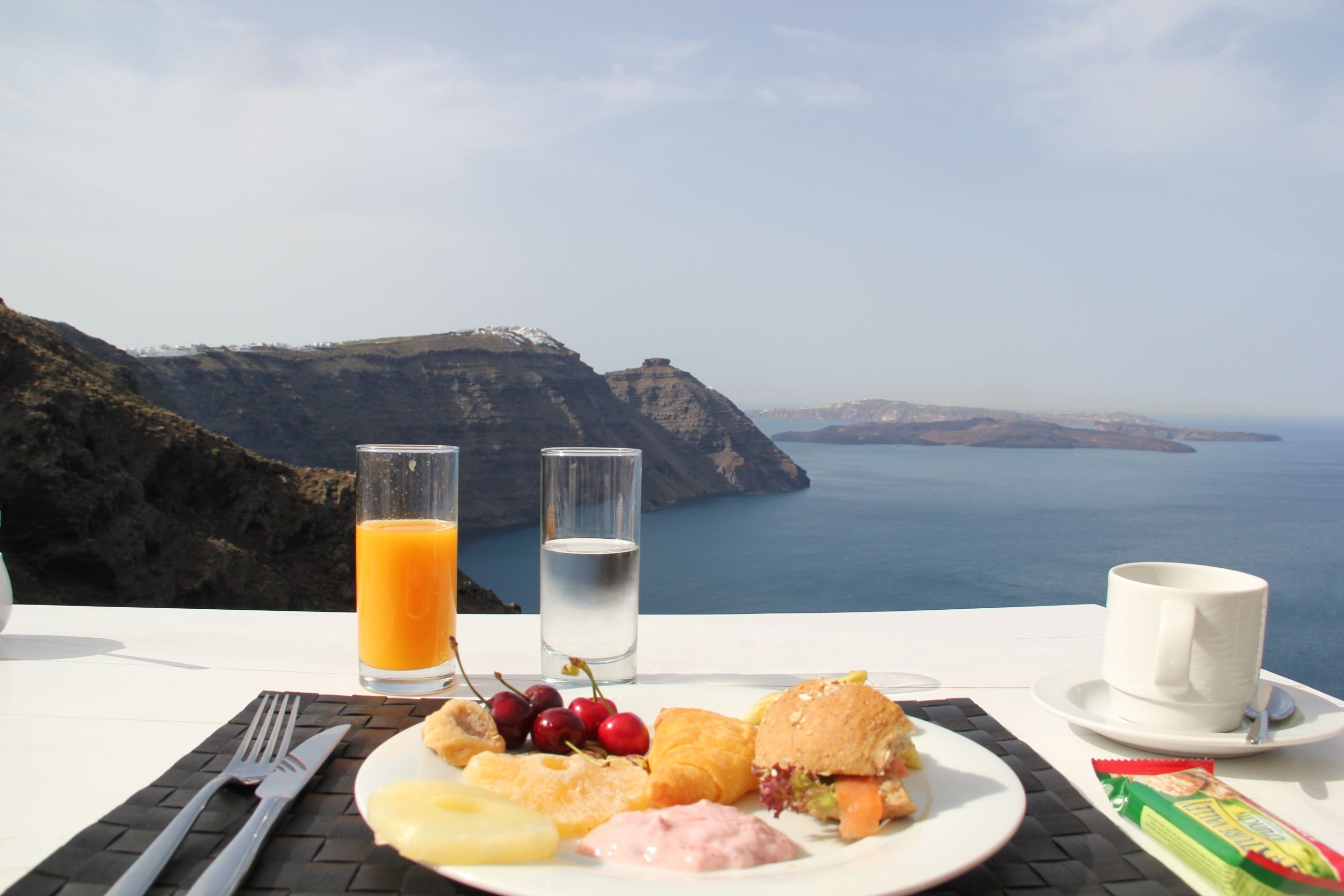 Беречь завтрак. Столик с видом на море. Красивый завтрак. Завтрак с видом на море. Красивый завтрак с видом.