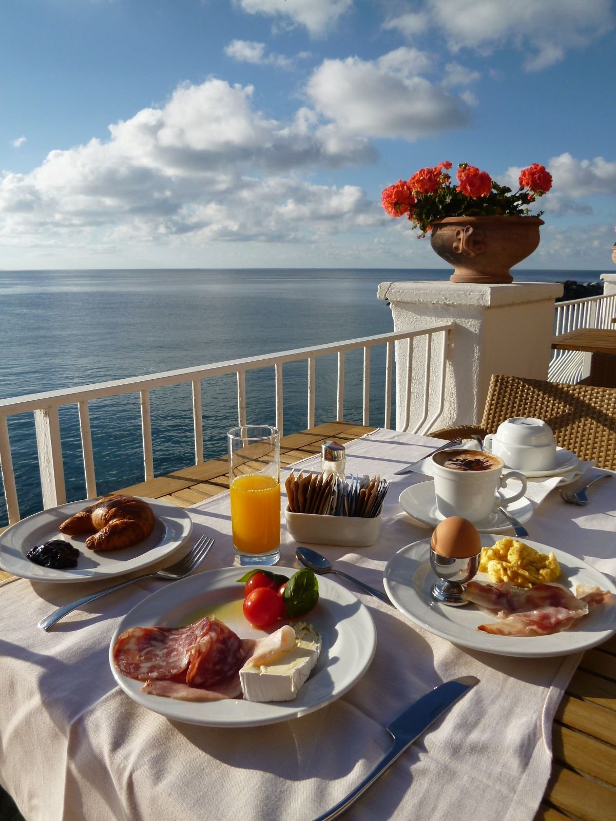 Беречь завтрак. Брекфест Монинг. Завтрак у моря. Красивый завтрак. Столик у моря.