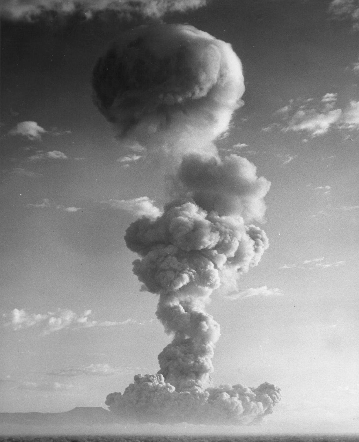 Вспышка ядерного взрыва. Атолл Муруроа ядерные испытания. Ядерный взрыв. Ядерный гриб. Атомный взрыв.