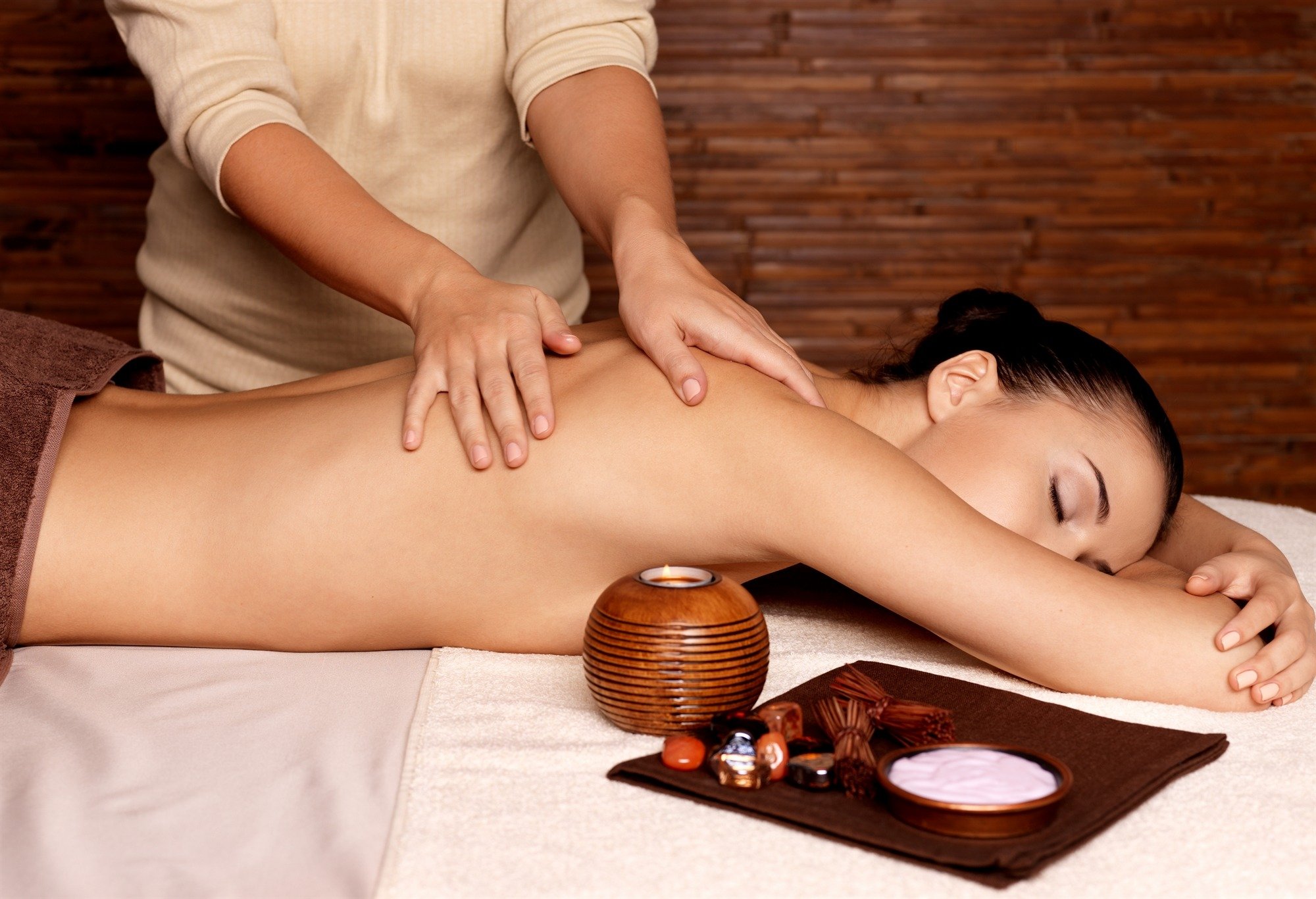 Massage 7. Тайский Арома Ойл массаж. Женский массаж. Массаж спины. Массаж тела спа.