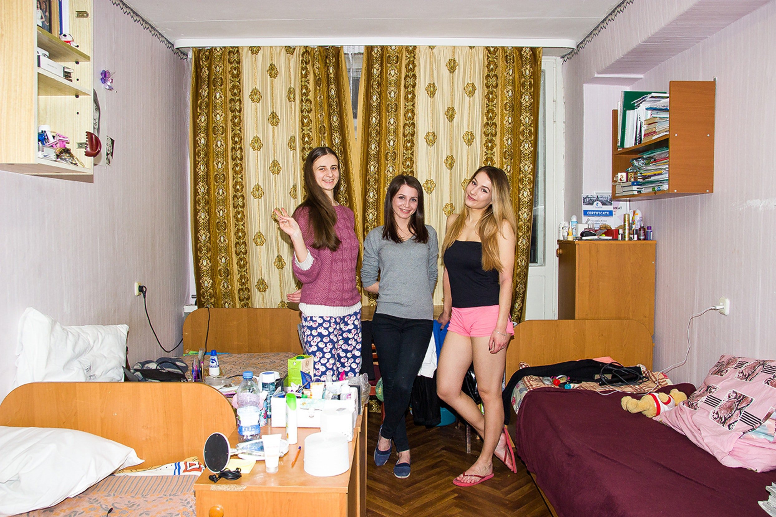Русские студентки сюжетом. Студентки в общежитии. Женское общежитие. Студенческое общежитие девушки. Красивые девушки в общежитии.