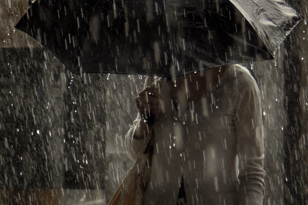 Девушка под дождем. Девушка дождь. Девушка под дождем со спины. Девушка под зонтом в дождь со спины.
