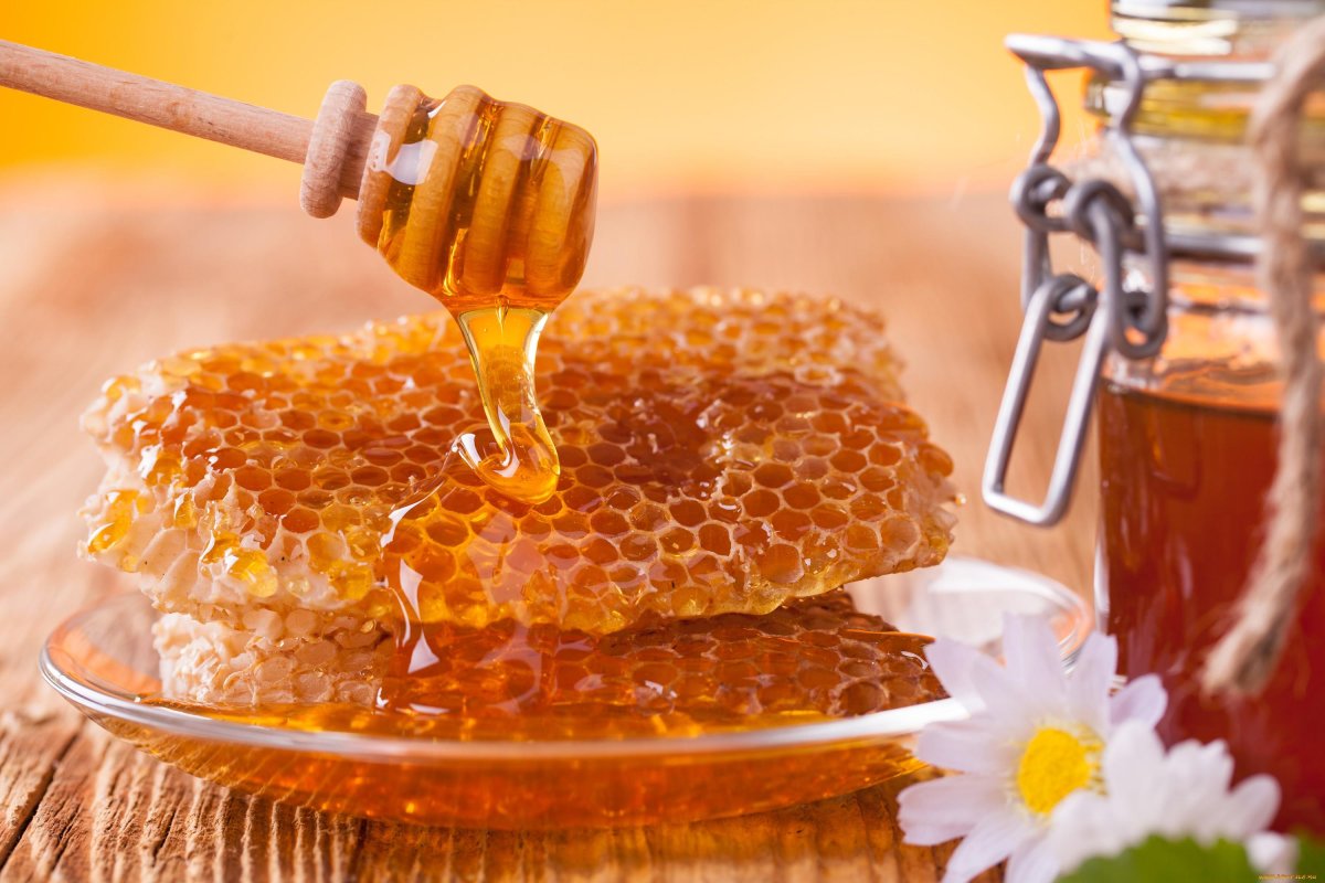 Картинка Юлии с пчелами и медом на день рождения
