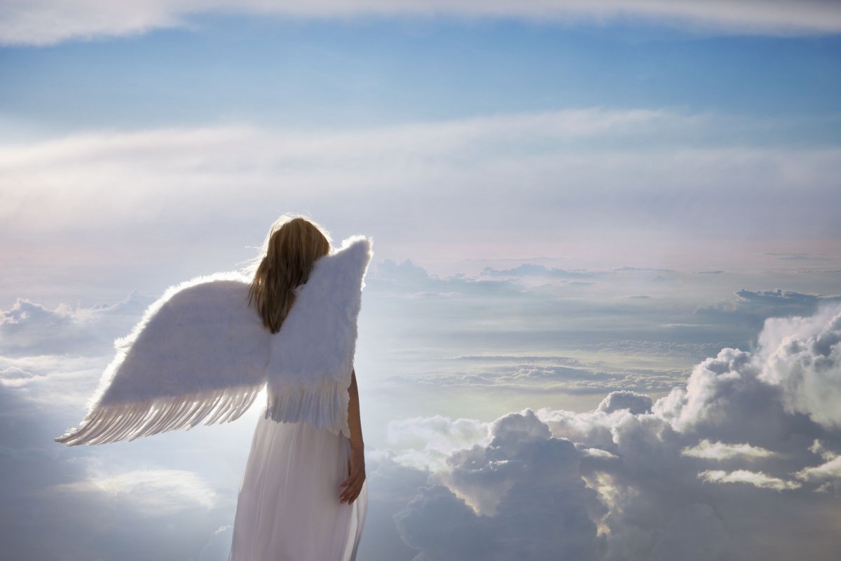 Мама смотрит с небес. Ангел картинки. Девушка - ангел. Девушка с крыльями в небе. Небесные ангелы.