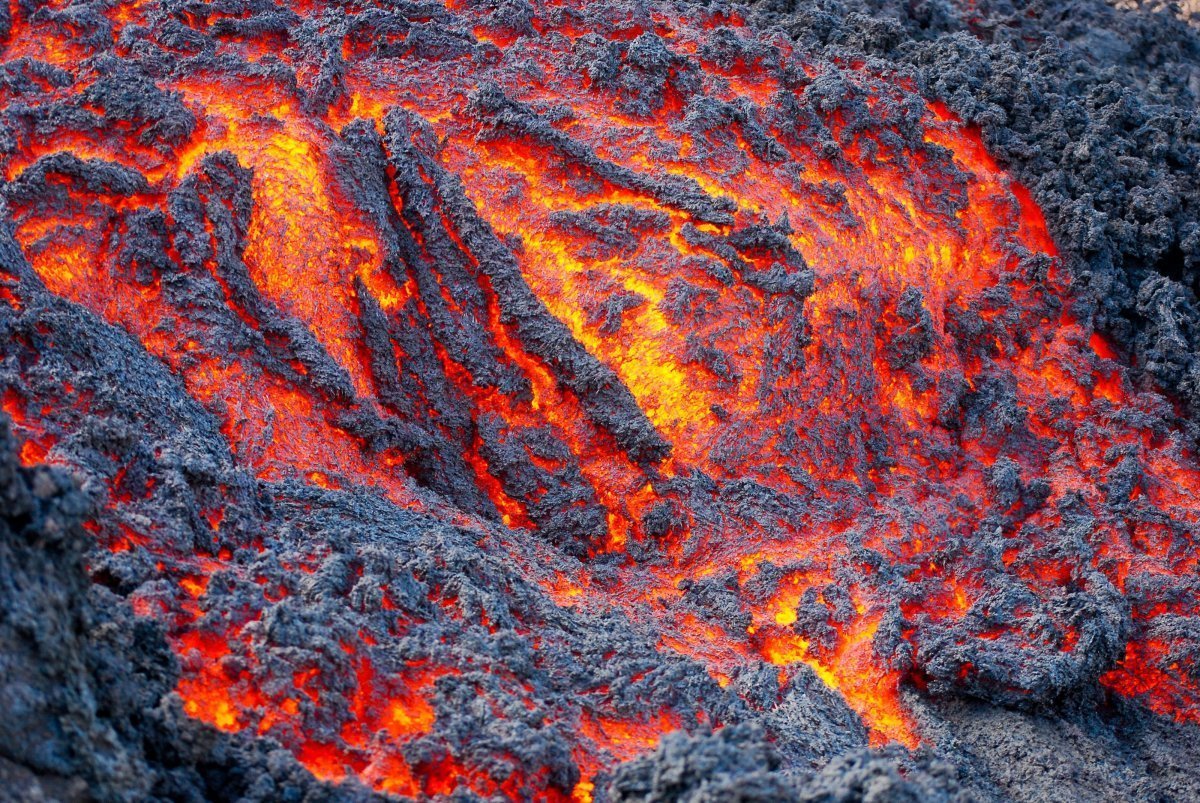 Лава по английски. Магма вулкана. Лава магма. Вулканическая магма Камчатки. Очаг магмы жерло кратер лава.