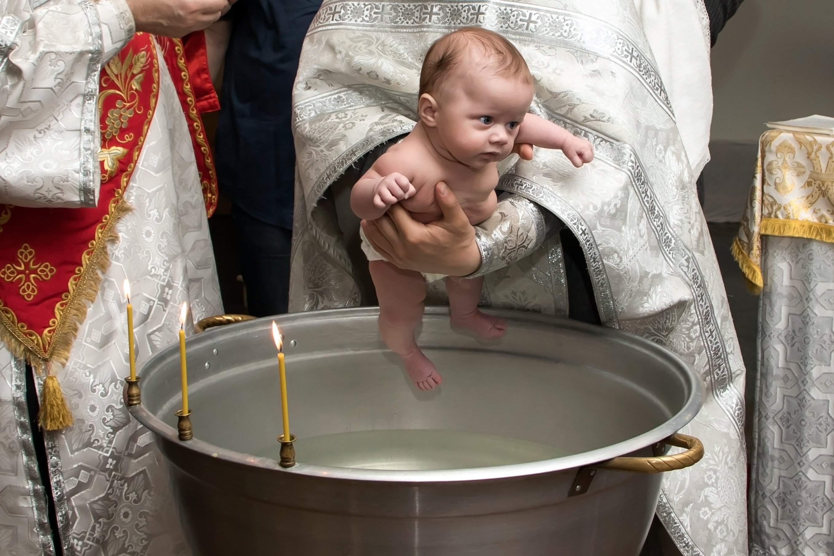 Крестят ли детей на пасху. Крестильная купель Византия. Купель для крещения младенцев.