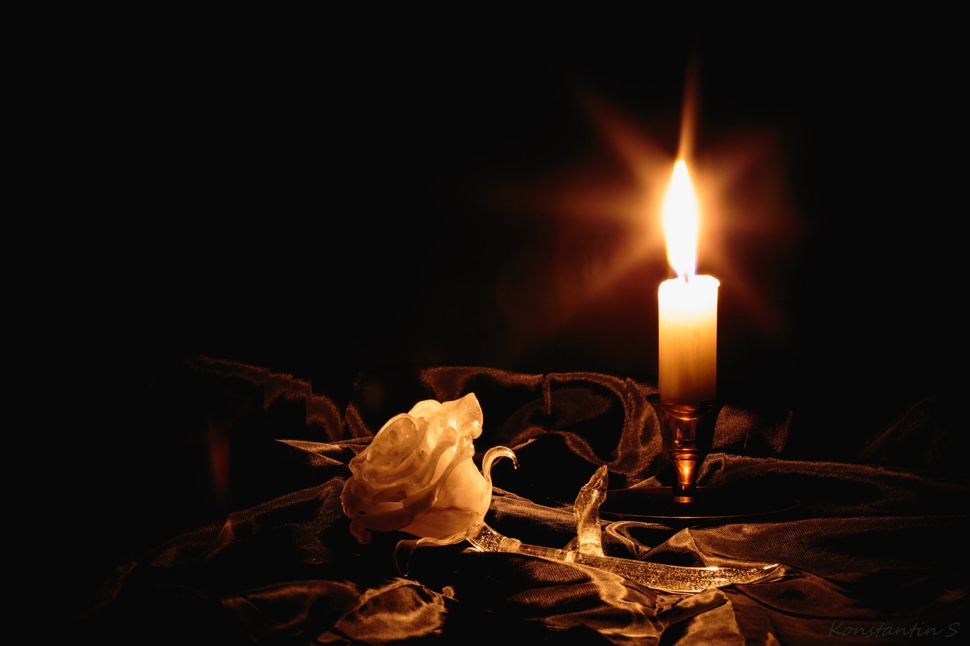 Черная траурная лента, цветы и свечи на гранж-фоне