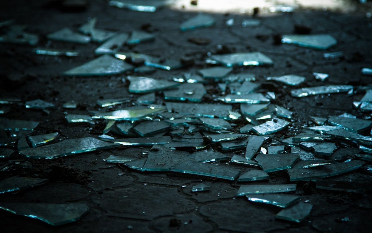 Разрушь осколки. Разбитые стекла. Битое стекло Эстетика. Стекло разбитое осколки. Разбитые стекла на полу.