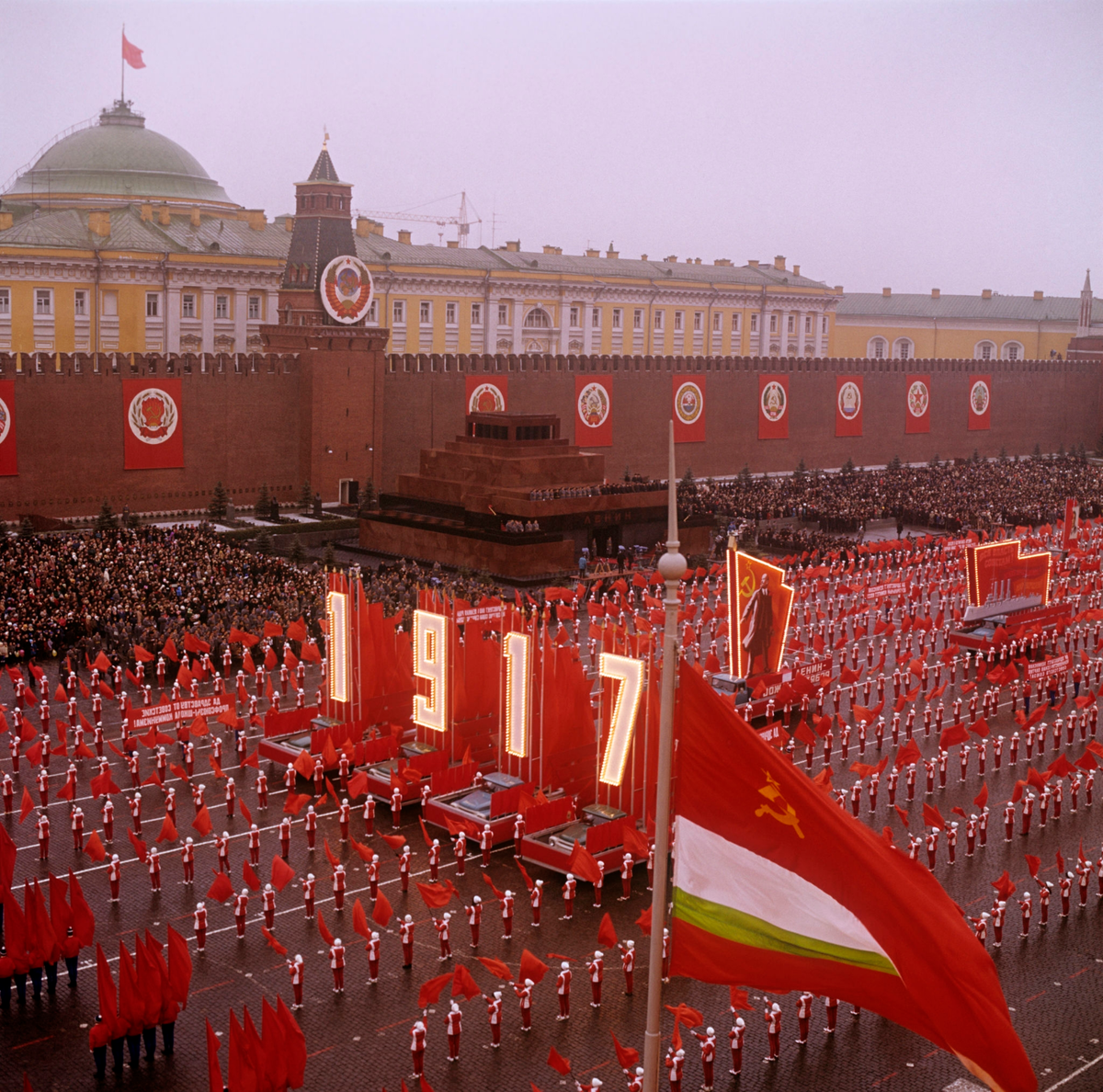 7 ноября 2024 года. Флаг СССР на красной площади. Парад СССР. Парад на красной площади СССР. Парж на красной площади в СССР.
