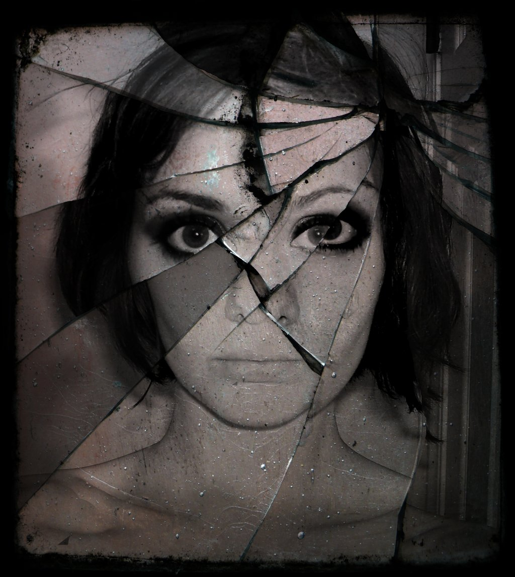 Разбитые зеркала во сне к чему снится. Разбитое зеркало. Отражение лица в разбитом зеркале. Девушка в разбитом зеркале. Человек в разбитом зеркале арт.