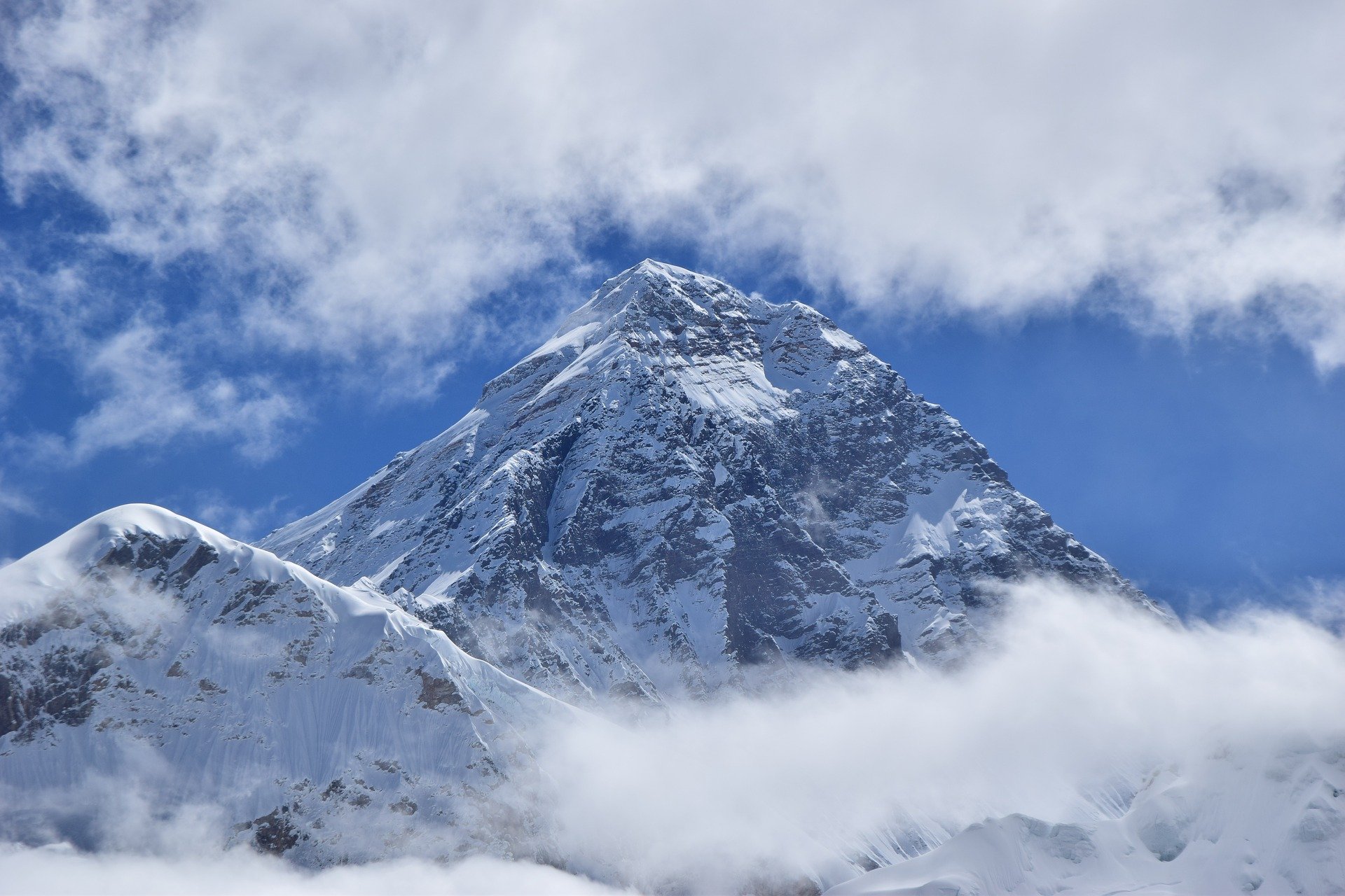 Маунт эверест. Гималаи Эверест Джомолунгма. Гора Эверест фото. Самая высокая гора Эверест. Гора Эверест высота.