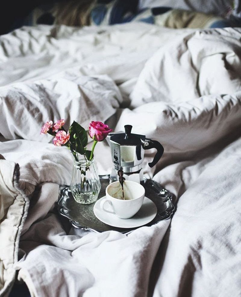 Утро буда. Кофе в постель. Романтическое утро. Цветы и кофе в постель. Чашка кофе в постель.