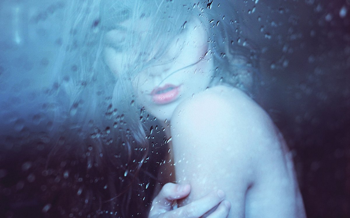 Душем дура. Девушка дождь. Лицо за мокрым стеклом. Женщина за мокрым стеклом. Девушка за мокрым стеклом.